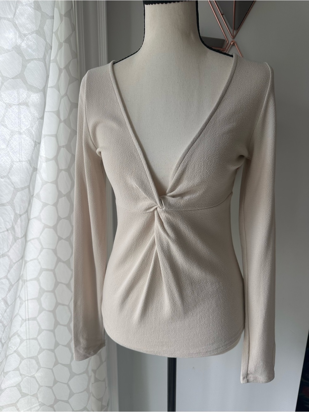 BABATON ARITZIA Cream Twist-Front Long Sleeve V-Neck Top Shirt Knit Size Medium